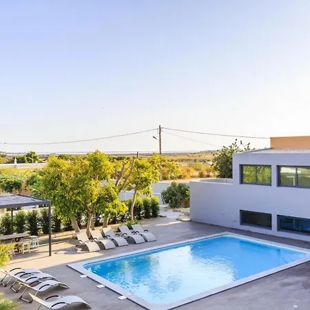 Apartment Seaside Haven: One-bedroom With Pool And Garden Quelfes