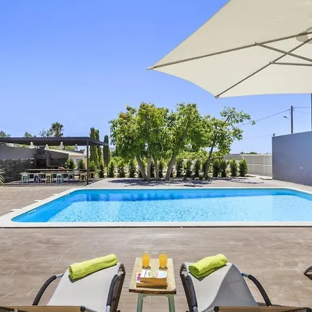 Apartment Seaside Haven: One-bedroom With Pool And Garden *