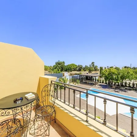 Apartment Seaside Haven: One-bedroom With Pool And Garden *