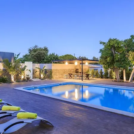 Apartment Seaside Haven: One-bedroom With Pool And Garden Quelfes